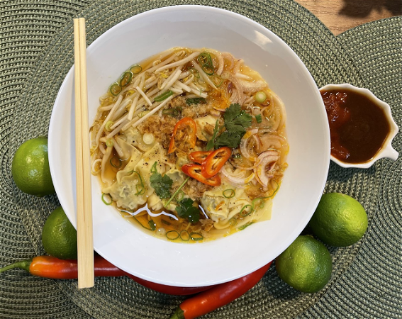 Wantan soep met rijstnoedels (gehakt en garnalen)